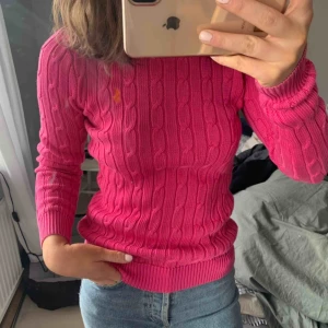  - En superfin äkta Ralph Lauren tröja som aldrig kommer till användning längre. Väldigt bra skick. Storlek XS