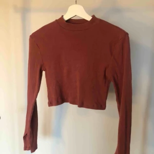  - Croppad långärmad tröja. Ribbad med cut sleeves!