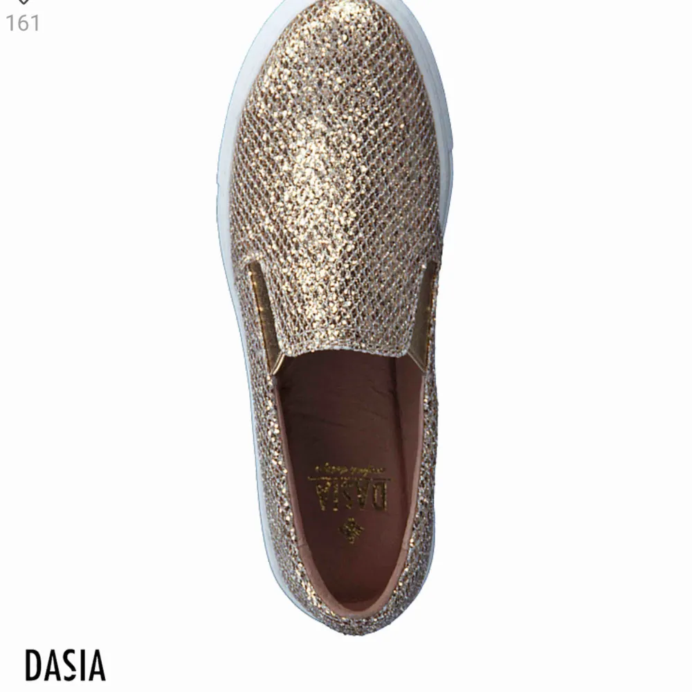 Säljer dessa skor ifrån Dasia, väl använda men super fina ändå! Nypriset var 900kr. Pris kan diskuteras. För bilder på dem hör av dig⭐️. Skor.