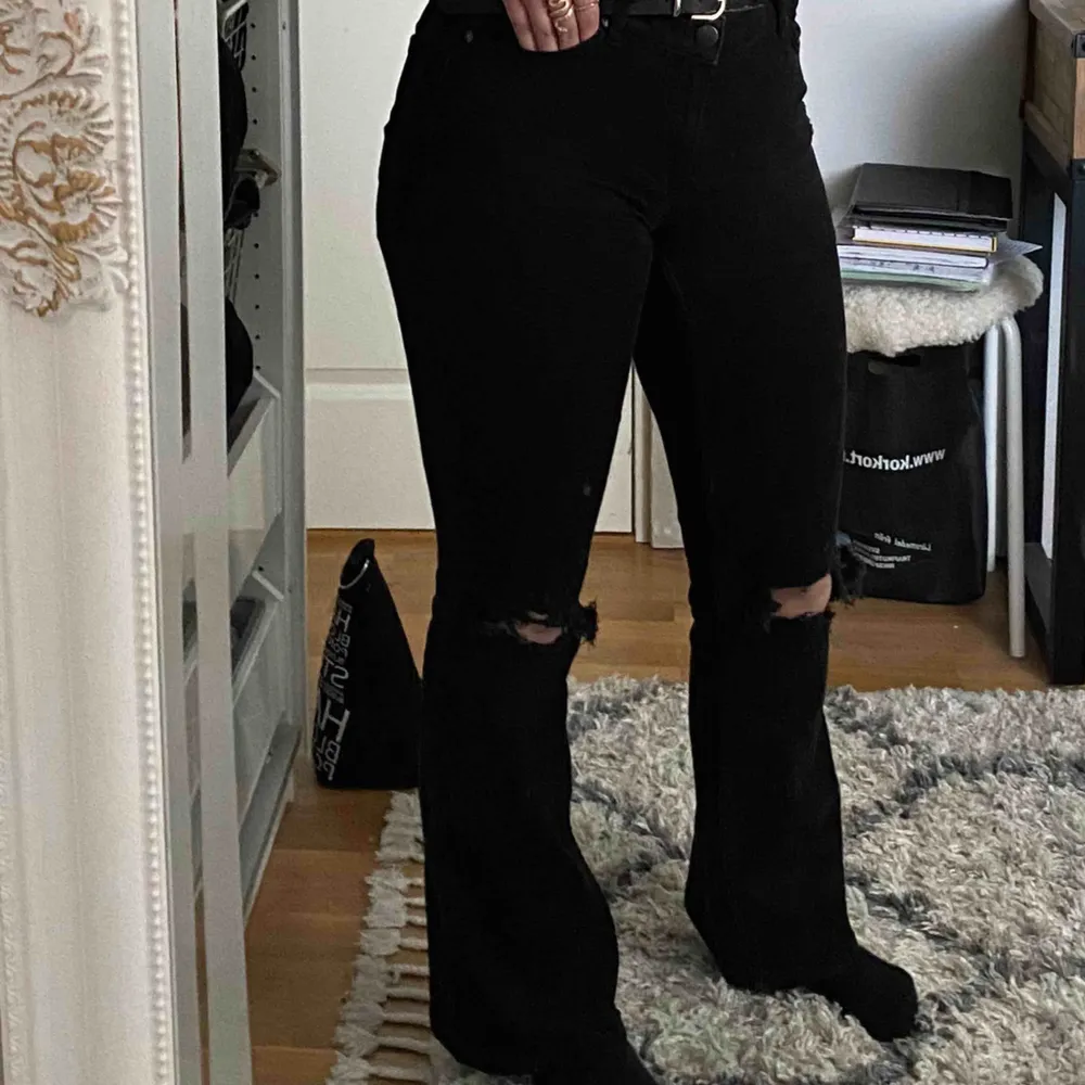 Jättefina svarta bootcut med hål, passar mig i längden som är runt 167. De är i bra skick då jag bara använt dom 2 gånger.. Jeans & Byxor.