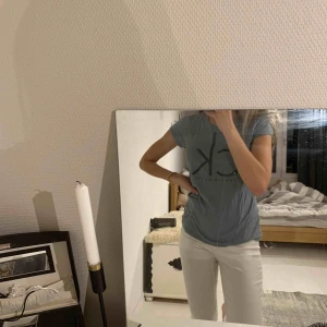  - En inprincip ny Calvin Klein t-shirt, endast använd 1 gång! Superskönt och luftigt material💕 frakt tillkommer