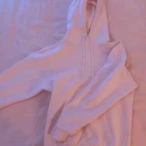  - Säljer denna skit snygga och as sköna vita hoodien, sparsamt använd och passar till allt.