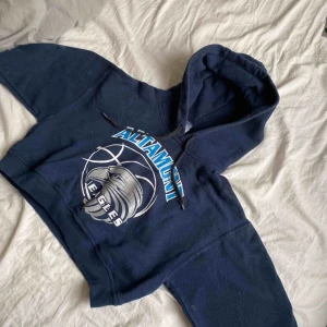  - Croppad hoodie i en marinblå färg Budgivningen går ut den 1/4 