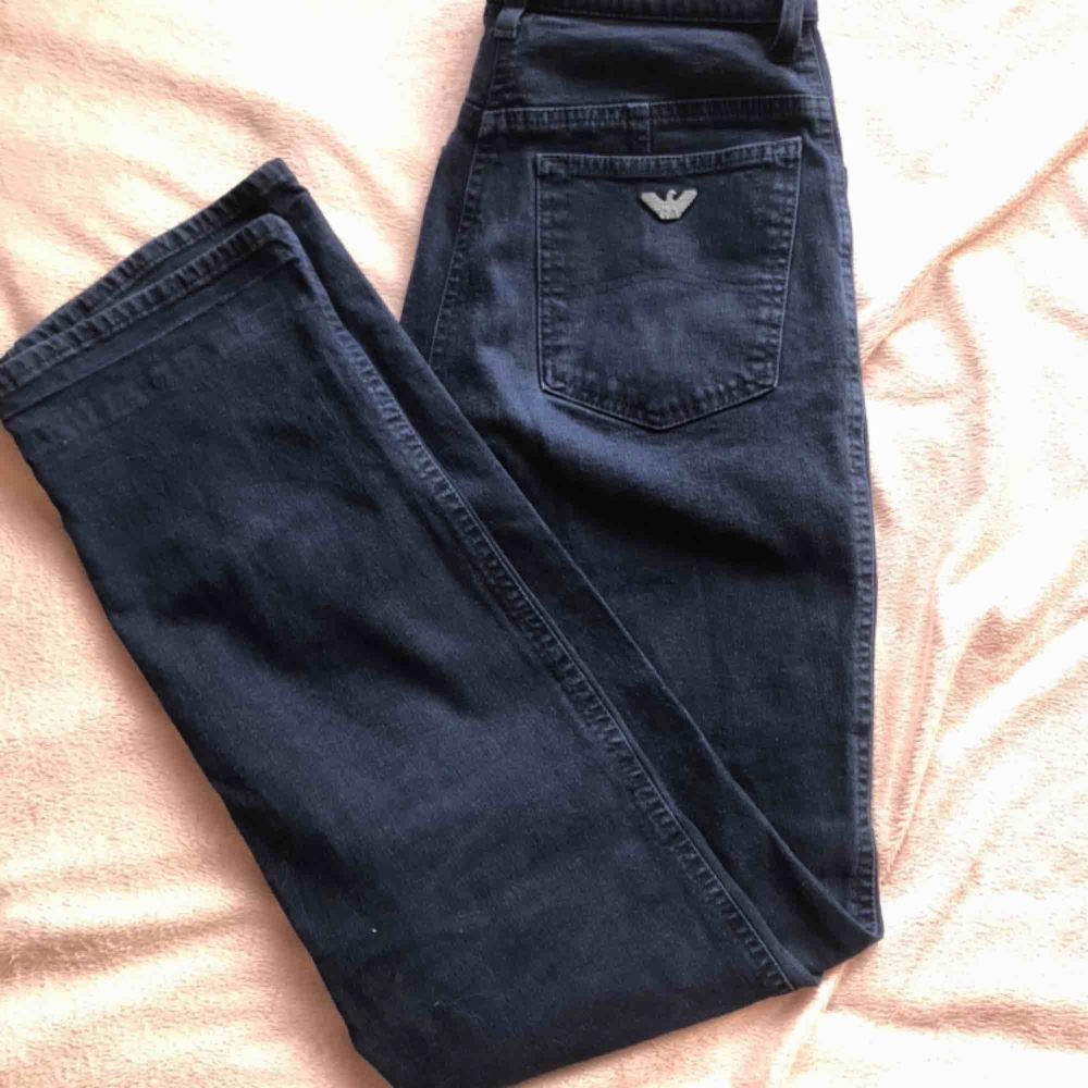 FETT fina Armani jeans med hög midja. Älskar dom men sparsamt använda, säljer för att dom inte kommit till användning på ett tag. Köpta vintage, med bra kvalle. Perfekta till våren! ☀️☀️☀️. Jeans & Byxor.