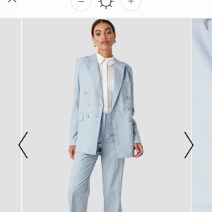  - En sååååå fin kostym från NAKD!! Alltså verkligen jättefin till våren! Den är aldrig använd så prislapparna är kvar! 350 kr för hela kostymen, säljer helst inte delarna separat://