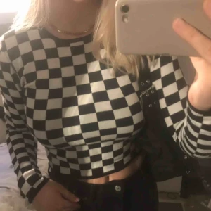  - Topp fråm forever21 i lite tjockare material. Storlek M. Fraktar endast 