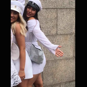  - Ursnygg väska som jag använde på min student. Man kan knyta upp den till den längden man vill, de jag gjort. Köpt i London. Super praktisk och rymlig!