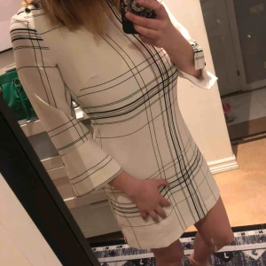  - Oanvänd classy klänning från H&M. Prislapp kvar, se bild 3. Säljer pga fel storlek.