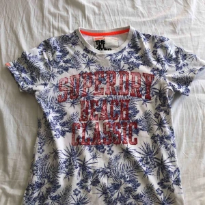  - Blommig superdry t-shirt i storlek small
