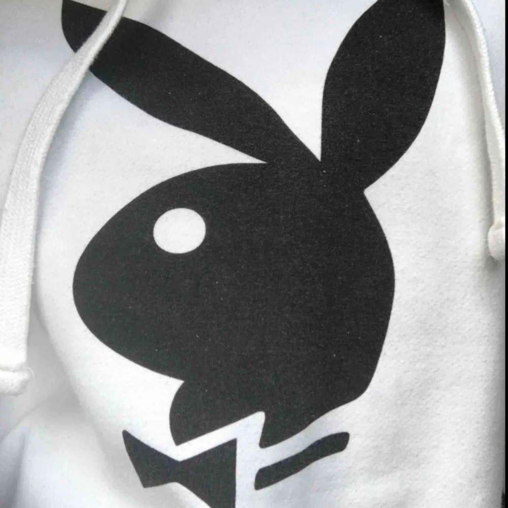 Oversized Playboy hoodie, sjukt snygg och väldigt mysig. Den är en S men är mer som en M då den är overzised🤩 Buda! . Hoodies.