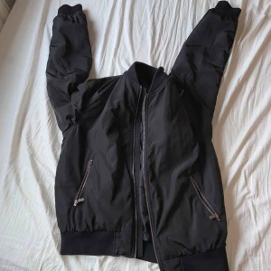  - Asfet och skön bomber, fungerar verkligen till allt och är lagom varm för alla årstider.