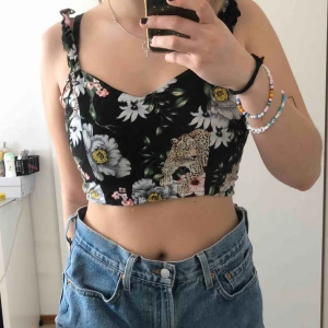  - Croppat linne med volanger på axelremmarna köpt från HM 💖10/10 skick, använd fåtal gånger 💖Storlek 40/M, true to size