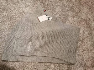Tommy hilfiger halsduk - Helt ny halsduk! Märke tommy hilfiger priset är ink frakt (spårbart) 