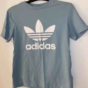  - Blå adidas tshirt!