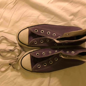  - Ganska använda lila äkta converse! Men fortfarande fin kvalité!!😚😚