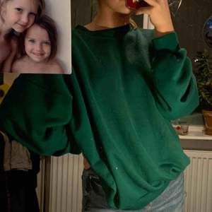 En fin grön collages-tröja som jag köpte i sommars och glömdes i min garderob! Är S så tröjan sitter bra på mig även om den är ”XL”. Kan mötas i Stockholm eller frakta som köparen står för 
