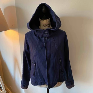 Snygg Diesel-jacka för 30kr - Snygg jacka från Diesel. Denimkänsla i materialet och härlig mörkblå färg. Dolda knappar, en knapp saknas men inget som märks eller syns. Perfekt till våren!