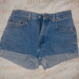  - LEVIS jeans shorts. 
