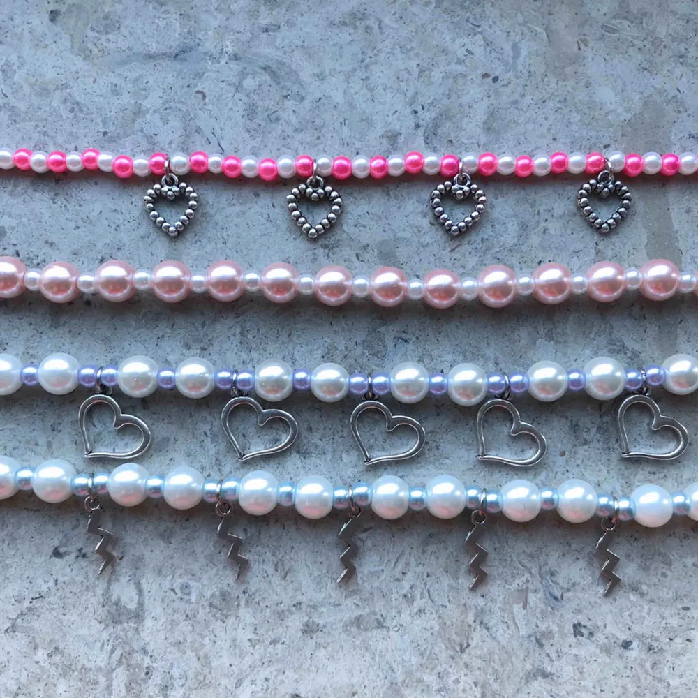 Coola halsband!🤩 dessa och fler finns att köpa på min instagram @jwlrybya 💕 det är bara att skriva t mig i dm om ni är intresserade eller har frågor/tips om vad jag kan göra för andra smycken!. Accessoarer.