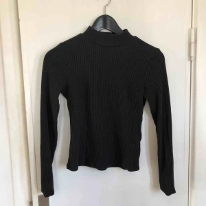  - Magtröja med halvpolo från Gina Tricot! Knappt använd. Köparen står för frakt 🤠