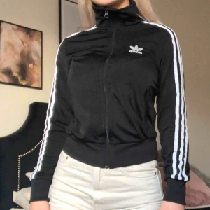  - Jätteskön adidaskofta med hög krage och stor logga på ryggen💖 nyskick Funkar både till vardags och träning