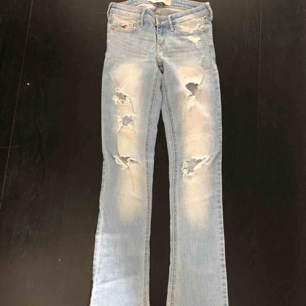 Säljer mina jättefina utsvängda jeans från hollister. Ljusblå med slitningar. Jeans & Byxor.