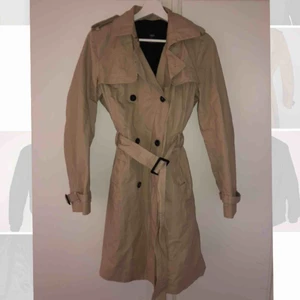  - Beige trenchcoat från Mango i väldigt fin skick. Denna är såå fin men tyvärr för liten för mig. 
