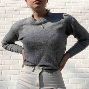  - Ljusgrå stickad tröja från hm, mysigt material men kan lätt bli statiskt. Storlek XS men funkar på S. Kan mötas upp i Malmö eller frakta mot fraktkostnad 💥