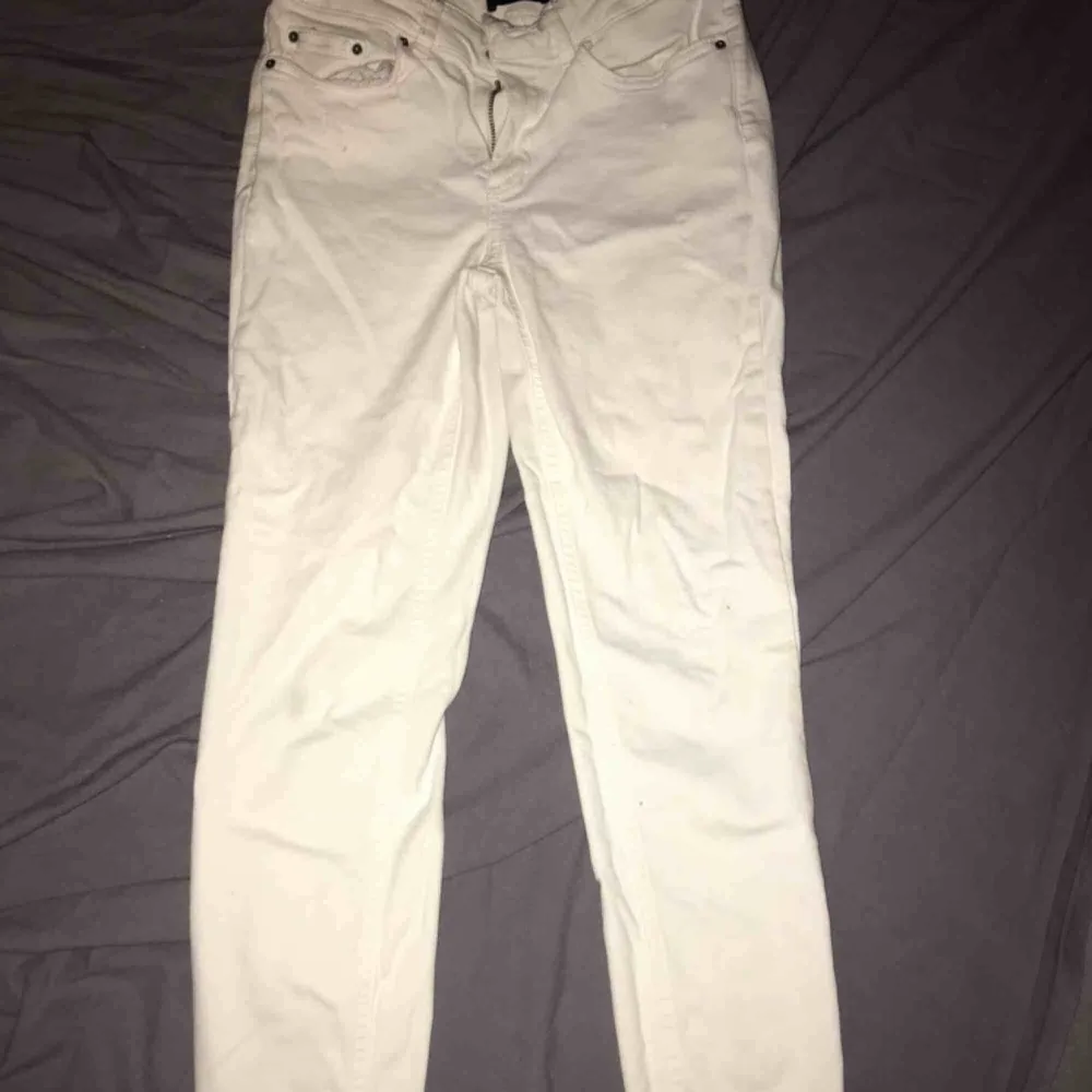 Vita jeans från Nelly storlek xs men väldigt stretchiga så passa en s med . Jeans & Byxor.