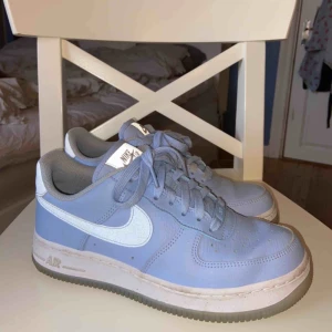  - Nike air force 1 i storlek 37,5. Använda ett fåtal tillfällen så i bra skick. Blå med reflex 