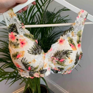  - Blommig bralette ifrån Cubus i strl L. Skulle nog säga att den är mer åt en M än L. 