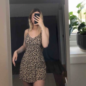  - Finaste leo klänningen! Lite tajt i midjan men framhäver kurvorna så snyggt!🥰