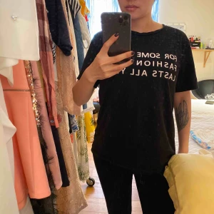  - Svart t-shirts i fint skick .Köparen står för frakt 