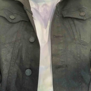  - ”Jeans jacka”. Super skön jacka, och stretching. Svart och smått glänsande. 