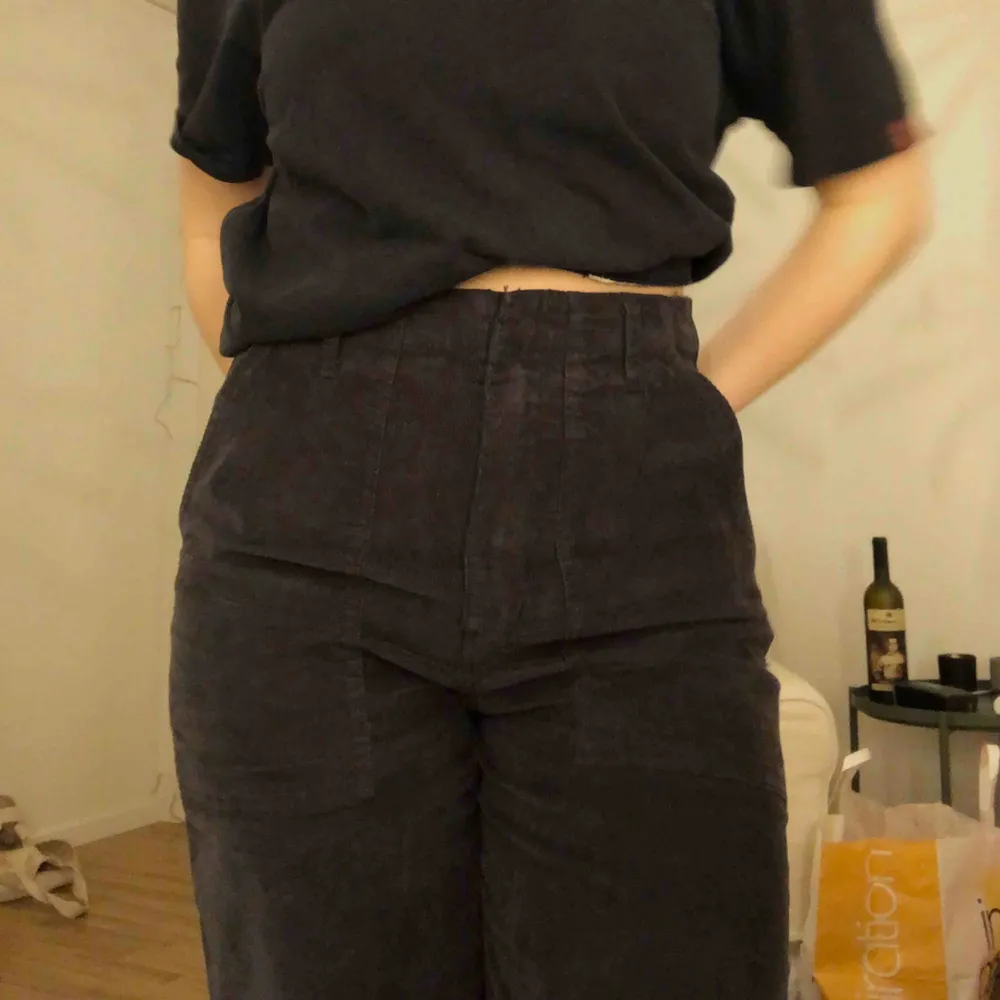 Mörkgråa manchesterbyxor från Urban Outfitters BDG 🦋Jag är 160 cm 🦋 Fraktkostnad: 70kr. Jeans & Byxor.