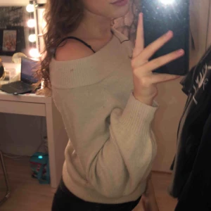 Beige stickad tröja - Beige tröja som går att använda som offshoulder men även som vanligt. Jättefin och sitter skönt! Lite noppig men går lätt att fixa (se bild). Exkl. frakt! 
