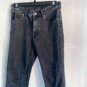  - Så fina mom jeans som är i nästan stentvättade svart färg, Från CheapMonday. Använda 1 gång typ så i ny skick