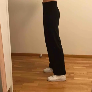  - Såå sköna mjuka byxor! Passar till allt! Jag är 173 cm 🥰