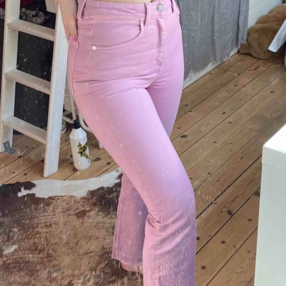 Weekday jeans, Mile rosa. Sjukt snygg och i väldigt bra skick, endast använd några få gånger. Köparen står för frakt! (Pris kan diskuteras). Jeans & Byxor.