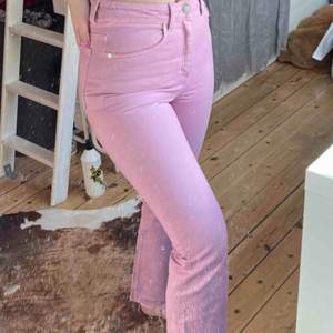 Weekday jeans, Mile rosa. Sjukt snygg och i väldigt bra skick, endast använd några få gånger. Köparen står för frakt! (Pris kan diskuteras)