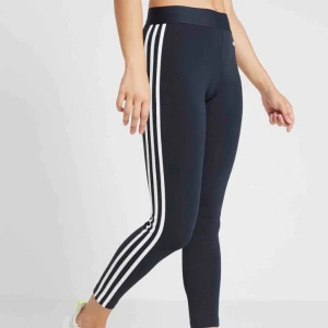 Adidasbyxor  - Ett par marinblå adidas-tights, använda endast en gång Säljer för de var för stora för mig🌸