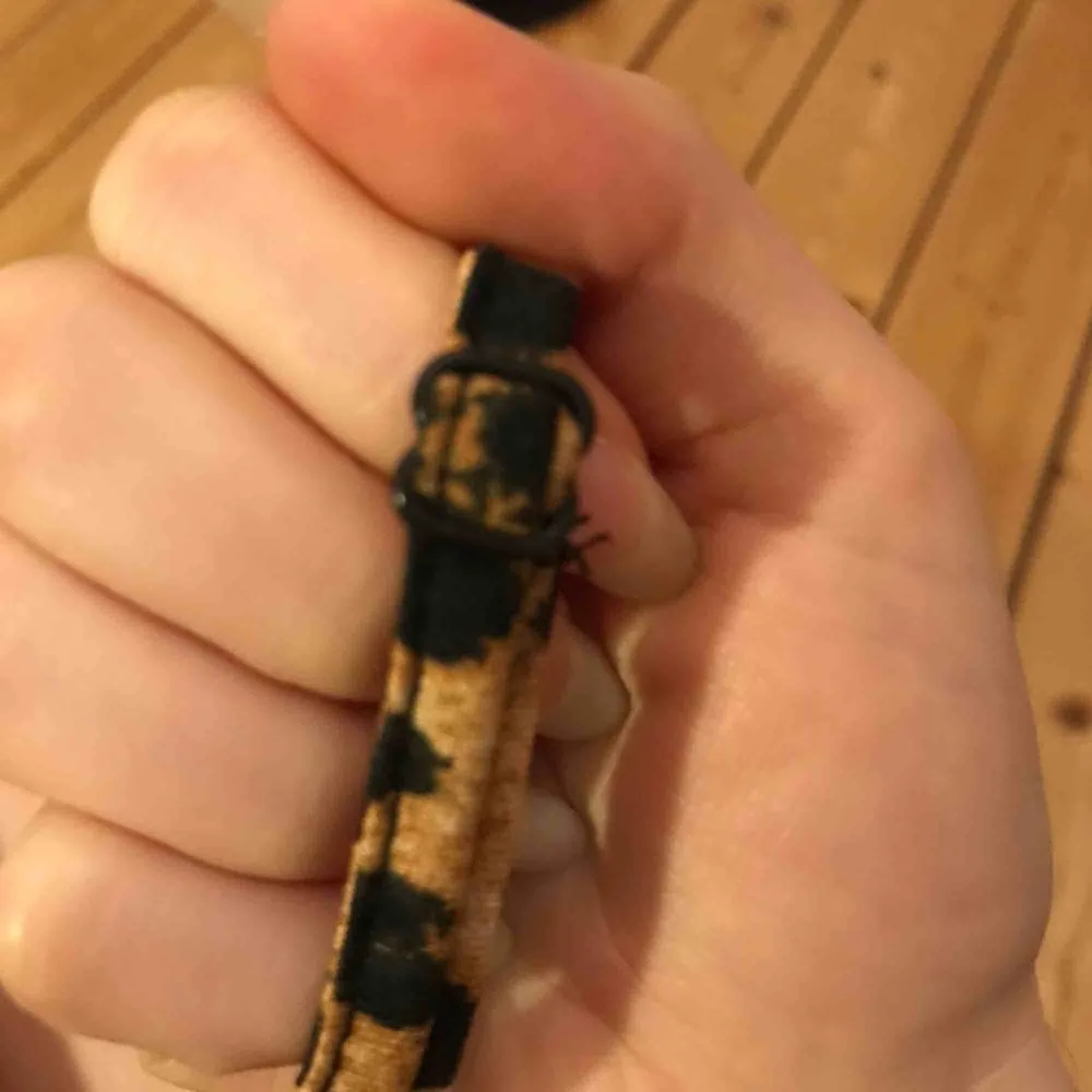 Leopardmönstrat linne från Amisu (new yorker) med justerbara band!. Toppar.