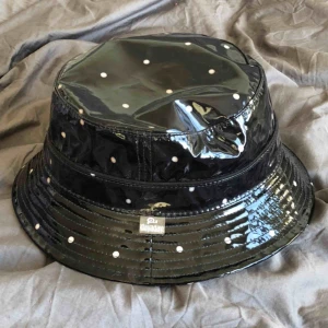  - Jättesnygg och unik buckethat. Jag har endast testat den så hatten är i toppskick! Men säljer för att den har tyvärr aldrig blivit använd. 