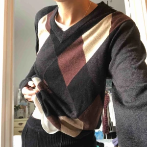  - Vringad sweatshirt med ett litet hål på magen