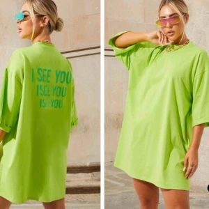  - Beställde hem denna för ca 2 veckor sedan men storleken passade inte mig (Det är en t-shirt-klänning). Den är helt oanvänd och ligger fortfarande i original påsen. Tröjan ska vara i storlek 36 men enligt mig är den ca 38-i 40 EU storlekar