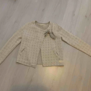  - Storlek 1= S Helt i nyskick. Men inte min stil så därför väljer jag sälja den Kan frakta men står tyvärr inte för fraktkostnaden:) Nypris 1999kr Bud e alltid välkommet:)