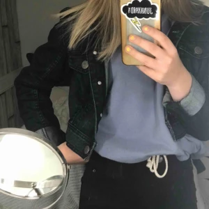  - en jättefin jeansjacka som jag köpte på secondhand förra året, perfekt för våren!  säljer då jag har en annan jeansjacka som används betydligt mycket mer.. skriv vid intresse😊