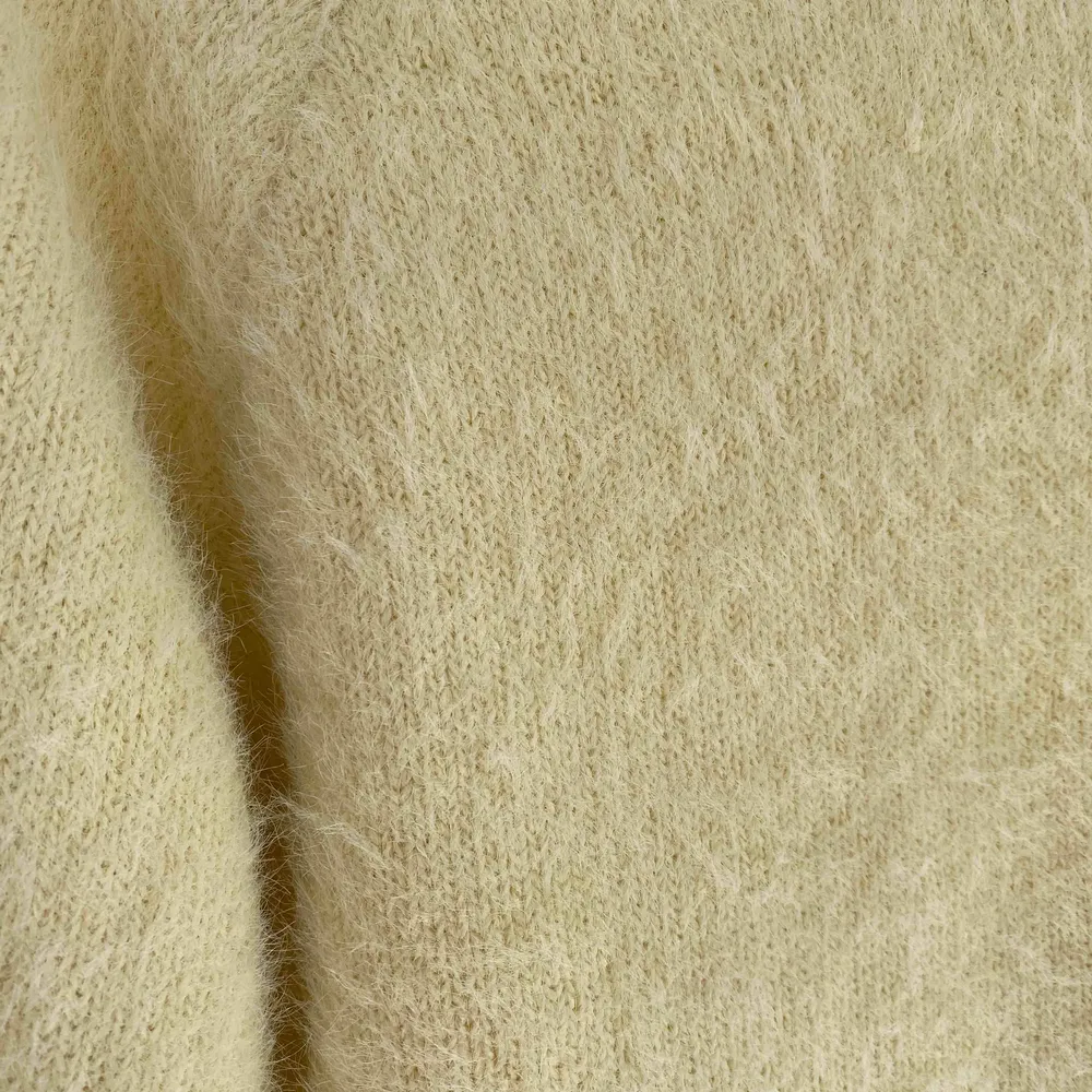Ljusgul fluffig tröja från New Yorker | Storlek S | Säljs pga att den inte längre kommer till användning. Tröjor & Koftor.