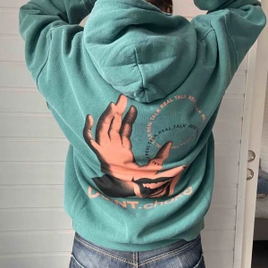  - Jättefin grön hoodie från urban outfitters. Helt o använd så den är nyskick, den är stor i storleken!💕❣️❣️ skriv om du är intresserad eller har några frågor!! 
