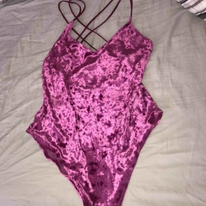  - Helt ny body från H&M i storlek S. 